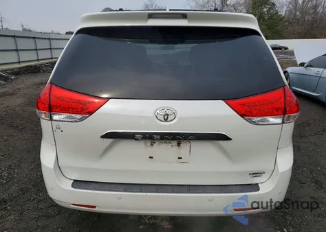 2013 Toyota Sienna Xle z USA, uszkodzony, nr VIN 5TDDK3DC8DS050679